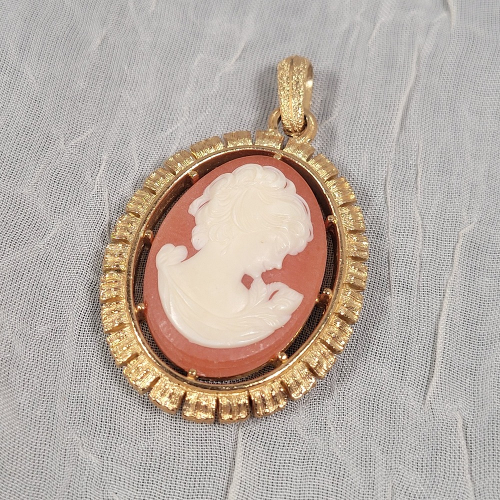 Cameo Fleur-de-lis Reversible Pendant Pink White Vintage Style Gold Tone
